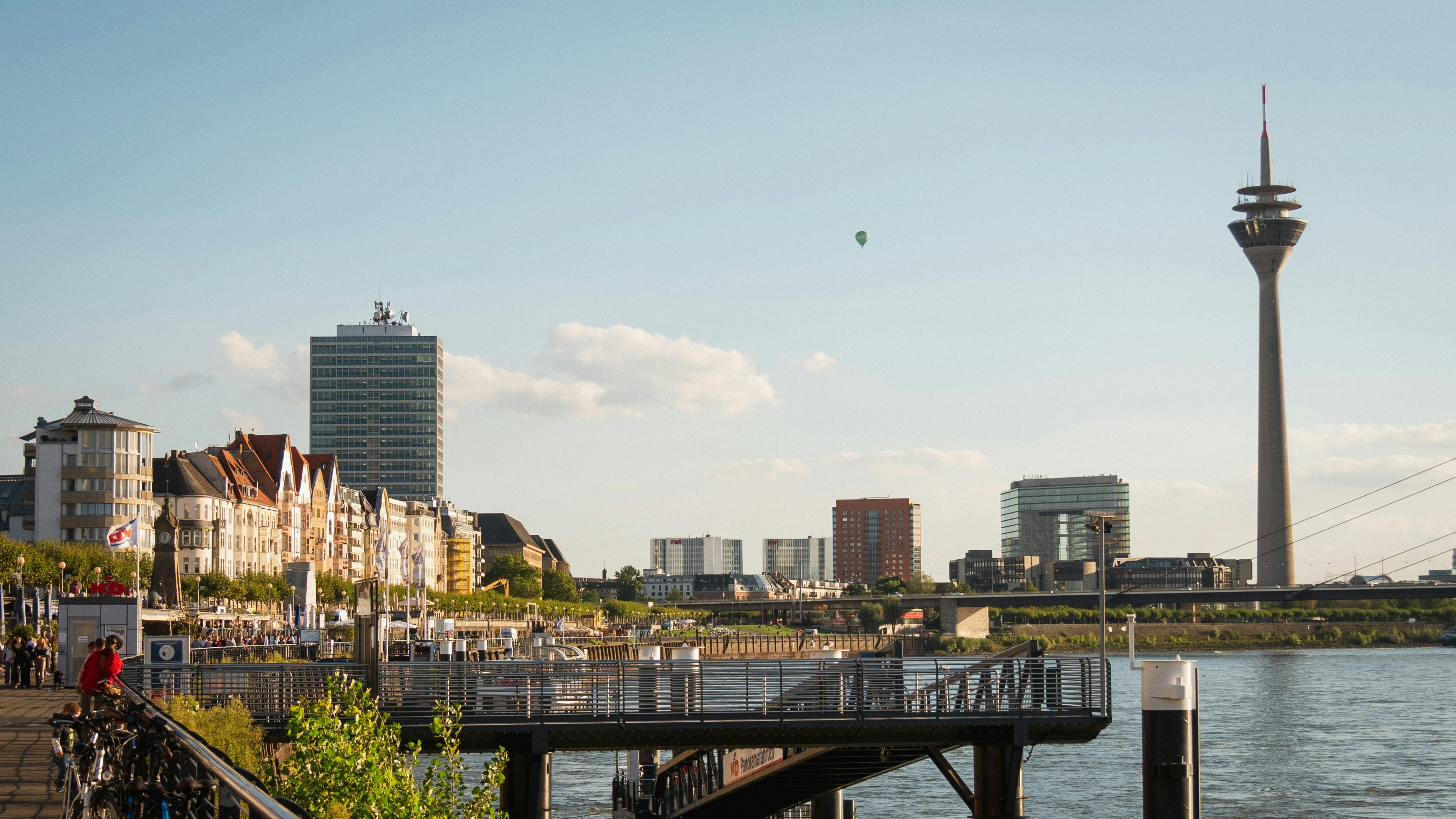 Düsseldorfer Rheinuferpromenade mit Rheinturm und Medienhafen